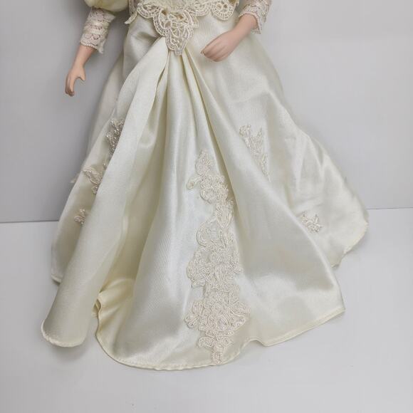 Royalton Collection 1998 Porcelain Bride Doll "Elizabeth" Red Hair 18" w/ Stand - Picture 4 of 13